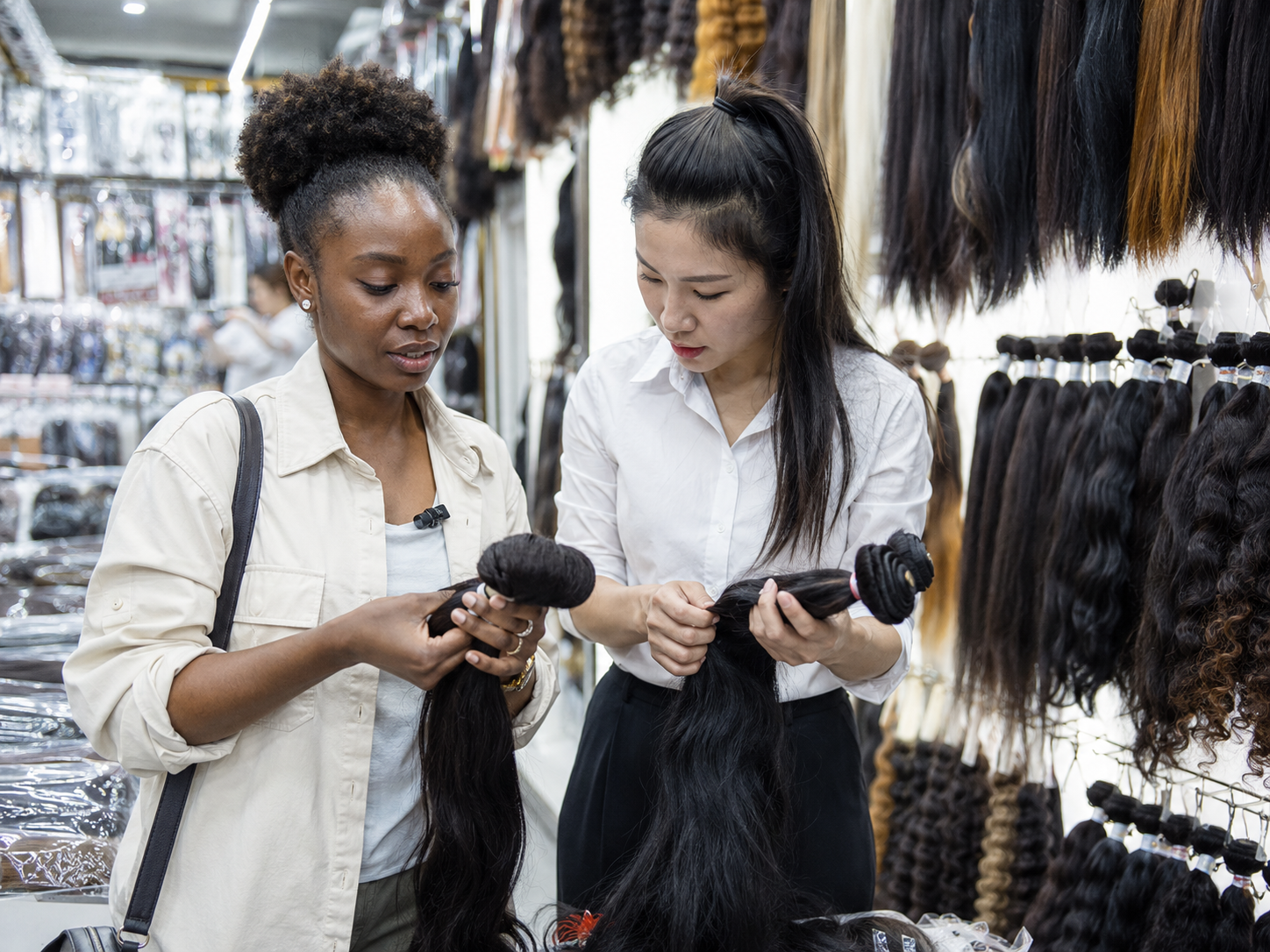 Entrepreneure examinant des mèches avec une fournisseuse chinoise